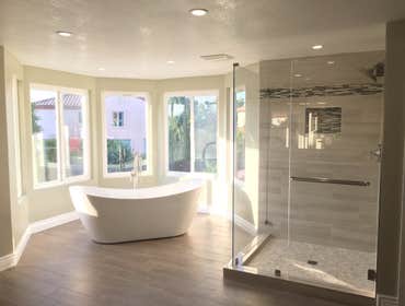 Soaking bath tub