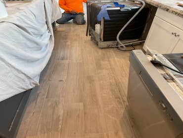 Large-Sized Water Damage Rebuild This project involved comprehensive restoration after water damage, including:
✔ Cabinet rebuilding
✔ Drywall replacem