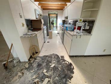 Complete Remodeling Project Sawgrass Complete remodeling of a house in sawgrass :
Kitchen remodel
3 bathrooms remodel
Flooring tile installation 250