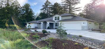 Transitional Style Home In Happy Valley OR