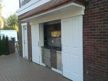 Outdoor wet bar