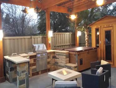 Outdoor Kitchen / Pergola