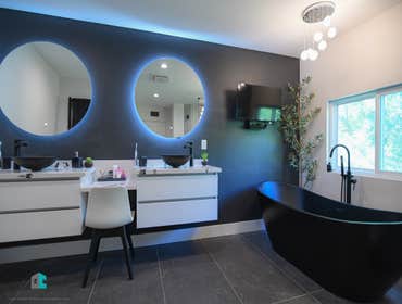 Santa Clarita master bathroom remodel Check out this beautiful master bathroom remodel.
Free standing tub
Tile floor and shower
Vanities and light fix