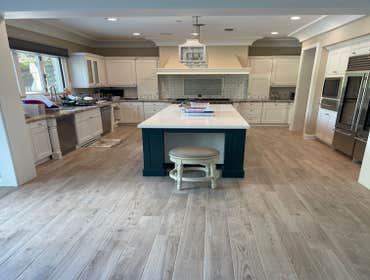 Large-Sized Water Damage Rebuild This project involved comprehensive restoration after water damage, including:
✔ Cabinet rebuilding
✔ Drywall replacem