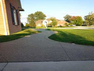 exposed aggregate walks photo by Potoroka Concrete