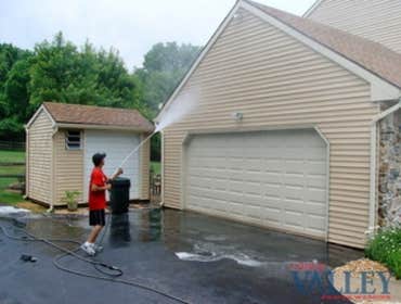 General Washing We offer a variety of property cleaning services. Here are some pictures of us in action.