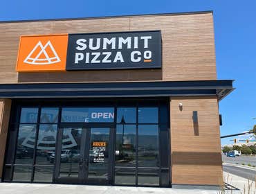 Summit Pizza Saratoga Springs This retail location serves as one of Summit Pizza's newest franchisee locations in Saratoga Springs. The interior featu