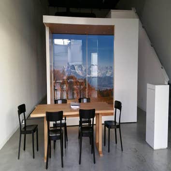 Customer meeting table