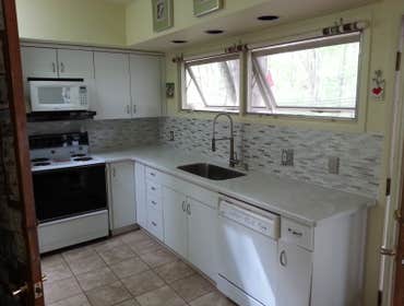 Quartz top, glass back splash