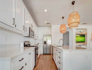 Kitchen Remodeling In Los Angeles Refinish Kitchen cabinets In Los Angeles, from beautiful wood floors to high-quality quartz countertops, from designi
