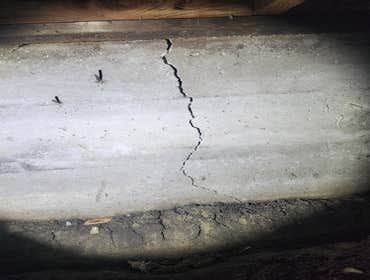 Vertical crack on the footing