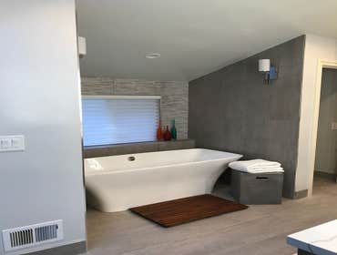 Soaking bathtub