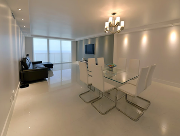 Living Room/Dining Area