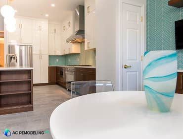 Dual Tone Contemporary Kitchen Our client's kitchen was not very functional for them, they wanted something that would meet their needs.
The frameless 