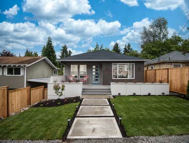 Ballard Luxury Remodel Project Modern living in Crown Hill! Nearly new construction. Step into this 3 BR-2.75 BTH integrated “smart house”. Great room 