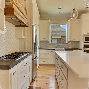 Carriagewood Estates Custom Home Custom 4 bedroom 3 and 1/2 bath home
3,800 square feet of living area and 5,355 total square feet
336 sqft screened 
