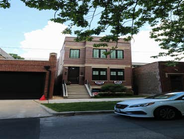 W Barry Ave Home