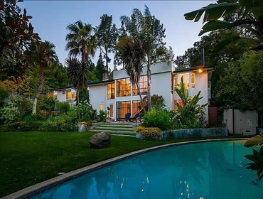 Hillsborough Hidden Gem: Tropical Oasis Nestled deep within the lush embrace of rolling hills lies a tropical oasis home, a hidden gem where tranquilit