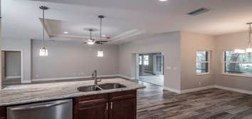 Laurel Oak The Laurel Oak is 1912 sq ft under air and features 2 en-suites. The third bath accesses the pool for a convenient pool bath. The sliders 