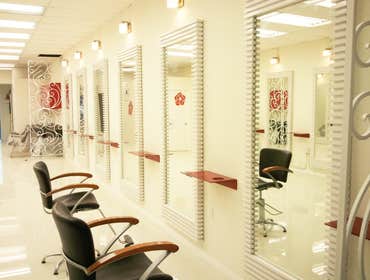 Beauty Salon Interior Design & Build: Johny & Mia Interior design and build for a contemporary hair & beauty salon in Los Angeles, featuring clean line