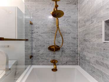 Modern Luxurious Bathroom It’s giving luxurious vibe and offers an extravagant experience ✨✨✨
Who wouldn't be tempted to enjoy a luxurious spa-like re