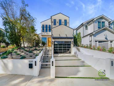 New Construction, San Carlos, CA Nestled in the charming community of San Carlos, CA, this custom-built home embodies modern elegance and thoughtful de