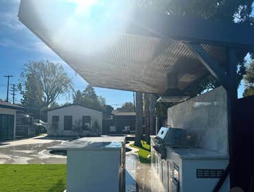 Outdoor Kitchen We transformed this backyard into a stunning modern outdoor kitchen designed for both functionality and style. This project features:
