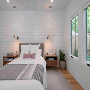 Woodview Residence A 2-story custom home in the Rosedale neighborhood of central Austin.