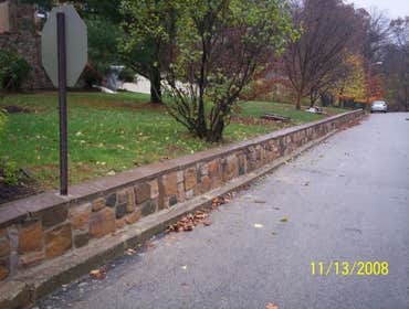 Retaining wall w stone