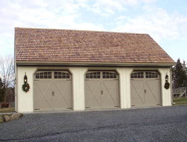 24’ W X 40’ L X 10’ H (ID# 079) Dimensions:
24’ W x 40’ L x 10’ H
24’ Standard Trusses, 4’ on Center,
8/12 Pitch
Colors:
Siding: Board & Batten 