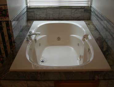 Project photos from Solid Surface Creations - DCI Tub Surround