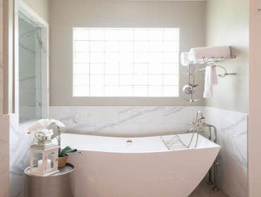 Lea ABOUT THIS HOME
Amazing thought in design and functionality went into this project. From pops of brass and constrasting materials to bright brass p