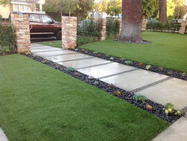 Front yard pavers turf rock - Burbank