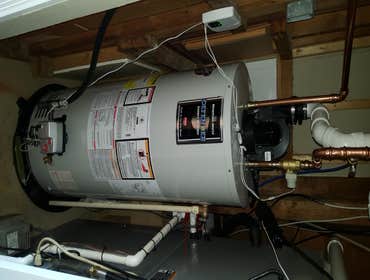 Water heater w/flood stop vlav