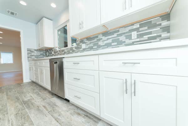 White contemporary kitchen cab