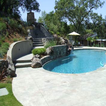 Pool with relaxing backyard