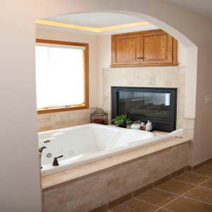 2-person tub with fireplace