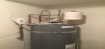 Replacement water heater Did you wake up and find yourself without hot water or a leaking water heater tank? Unfortunately this can be a stressful situ