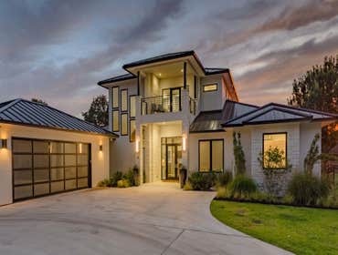CONTEMPORARY NEW BUILD