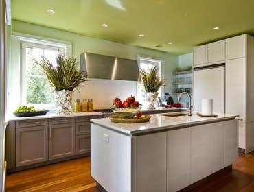 Modern Kitchen by Bose Const.