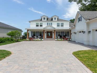 Bells River Residence Nestled in the serene Waterman’s Bluff in Yulee, FL, this exquisite home offers 3,046 sq ft of living space, expanding to a total