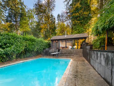 ELEGANT POOLHOUSE