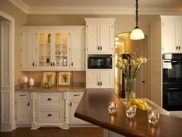 Cape-Cod-inspired lake home