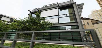W St James Pl Home