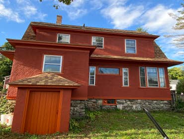 Exterior Paint (Stucco) [Maynard] You are going to love this full exterior stucco paint job in Maynard, MA!
In this project, our client wanted to brin