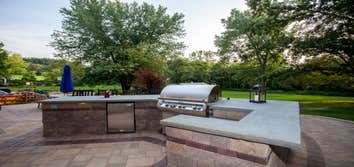 outdoor kitchen/ grill