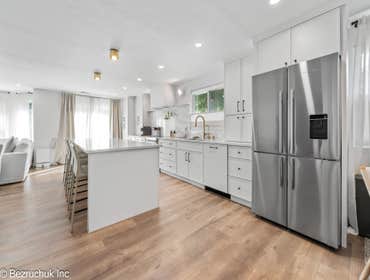 Full Kitchen Remodel – Kirkland, WA This elegant kitchen remodel in Kirkland transformed a dated layout into a modern, open-concept culinary space tail