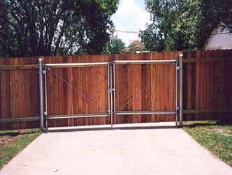 Strong redwood r/v gate