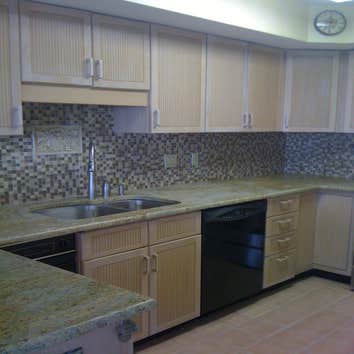 Glass tile backsplash w/inlay