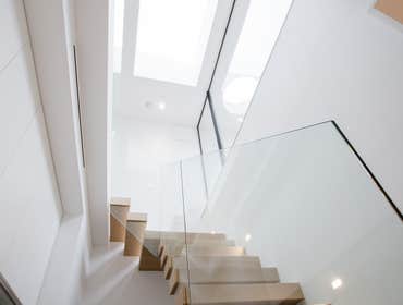 Cantilever staircase